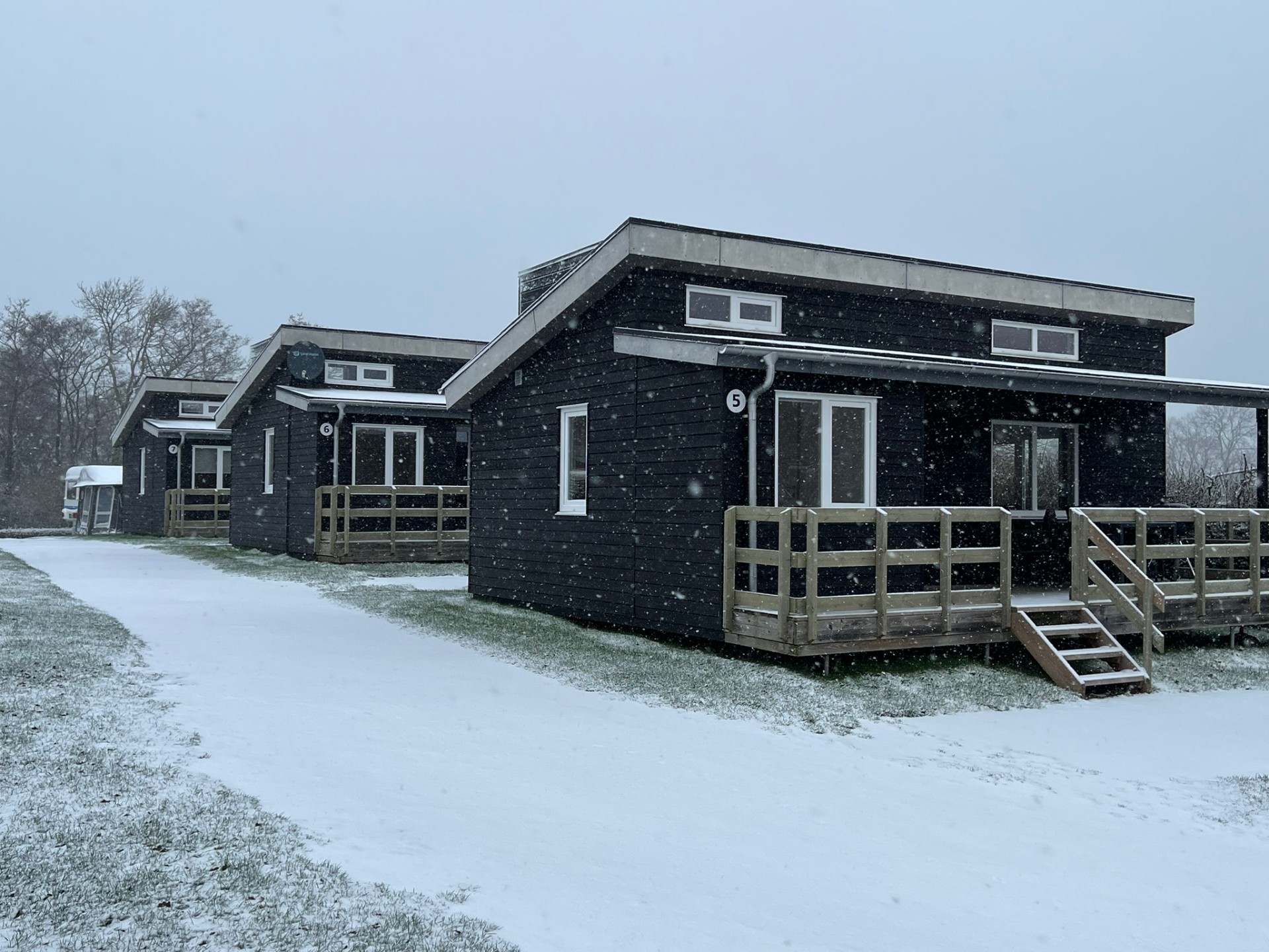 Hytter i sne på Kongshøj Strand Camping