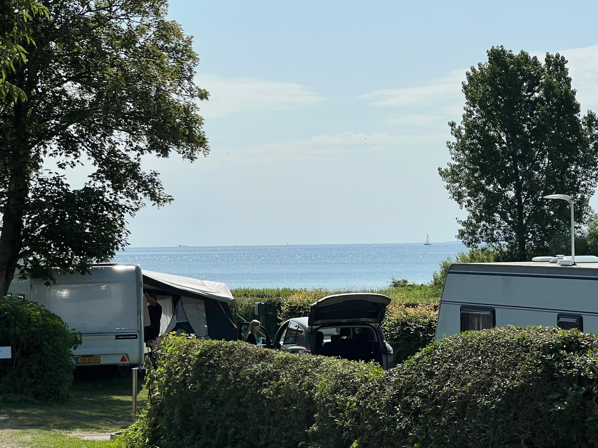 Campingvogne på pladsen med havudsigt