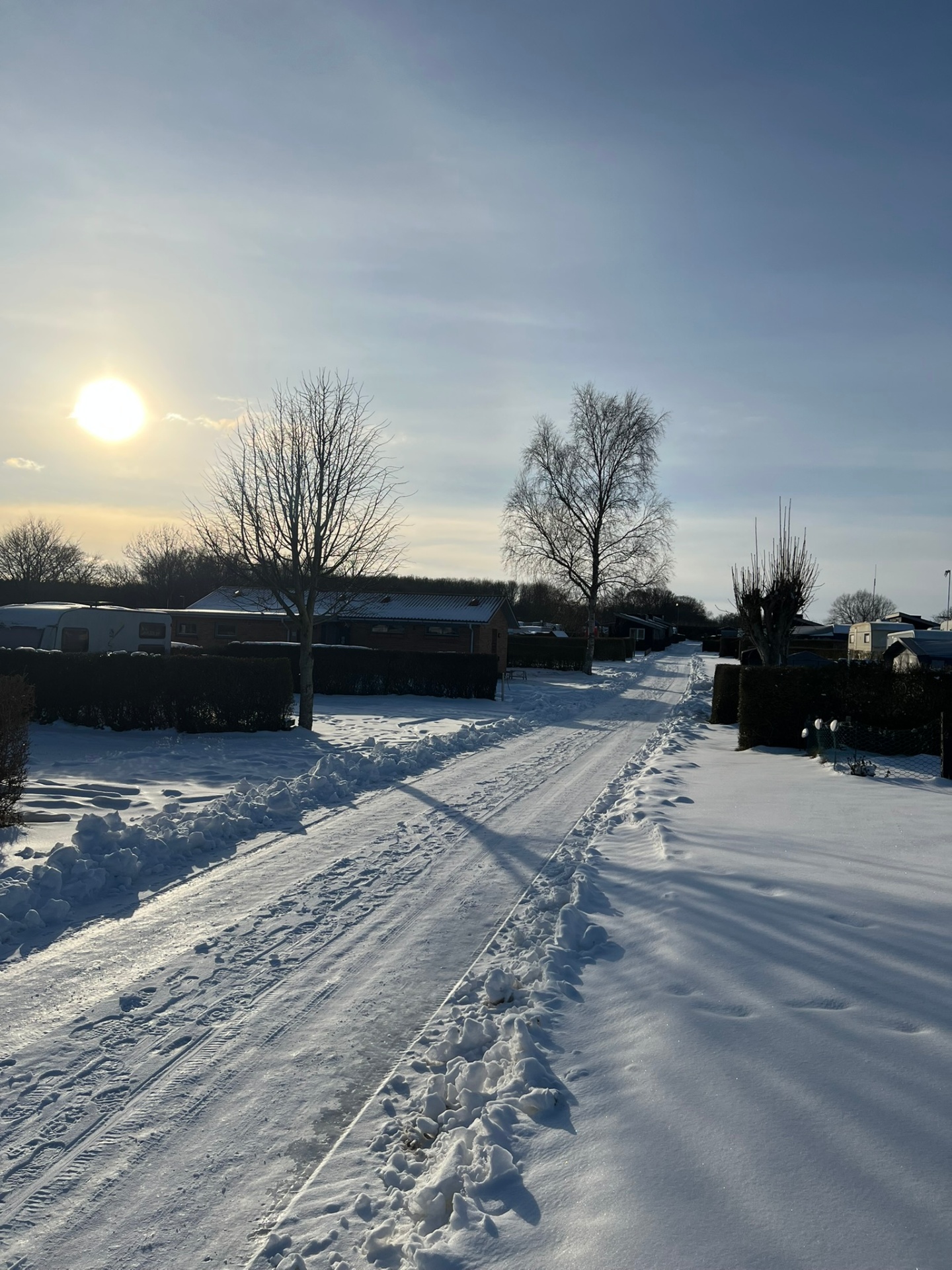 Vintersol over campingpladsen