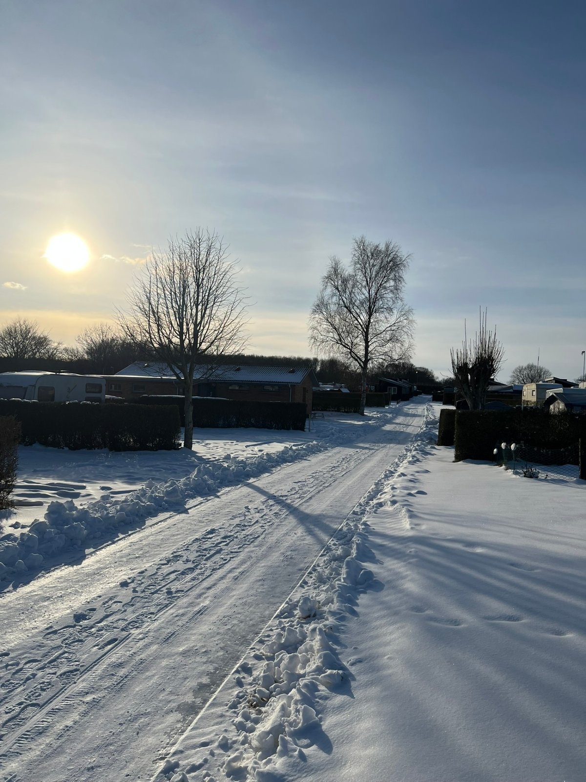 Vintersol over campingpladsen