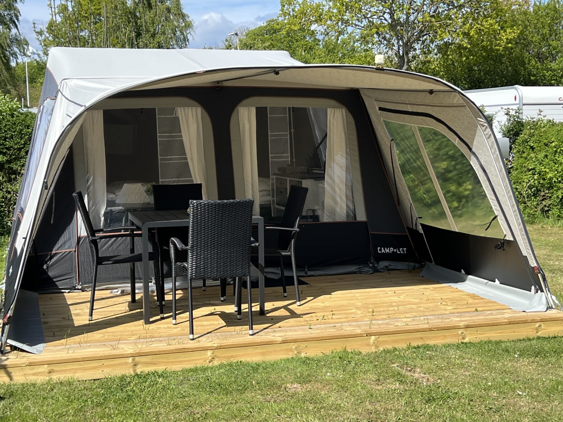 Camp-let med terrasse og havemøbler