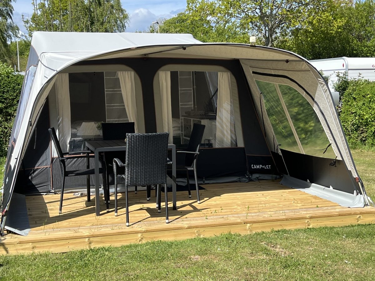 Camp-let med terrasse og havemøbler