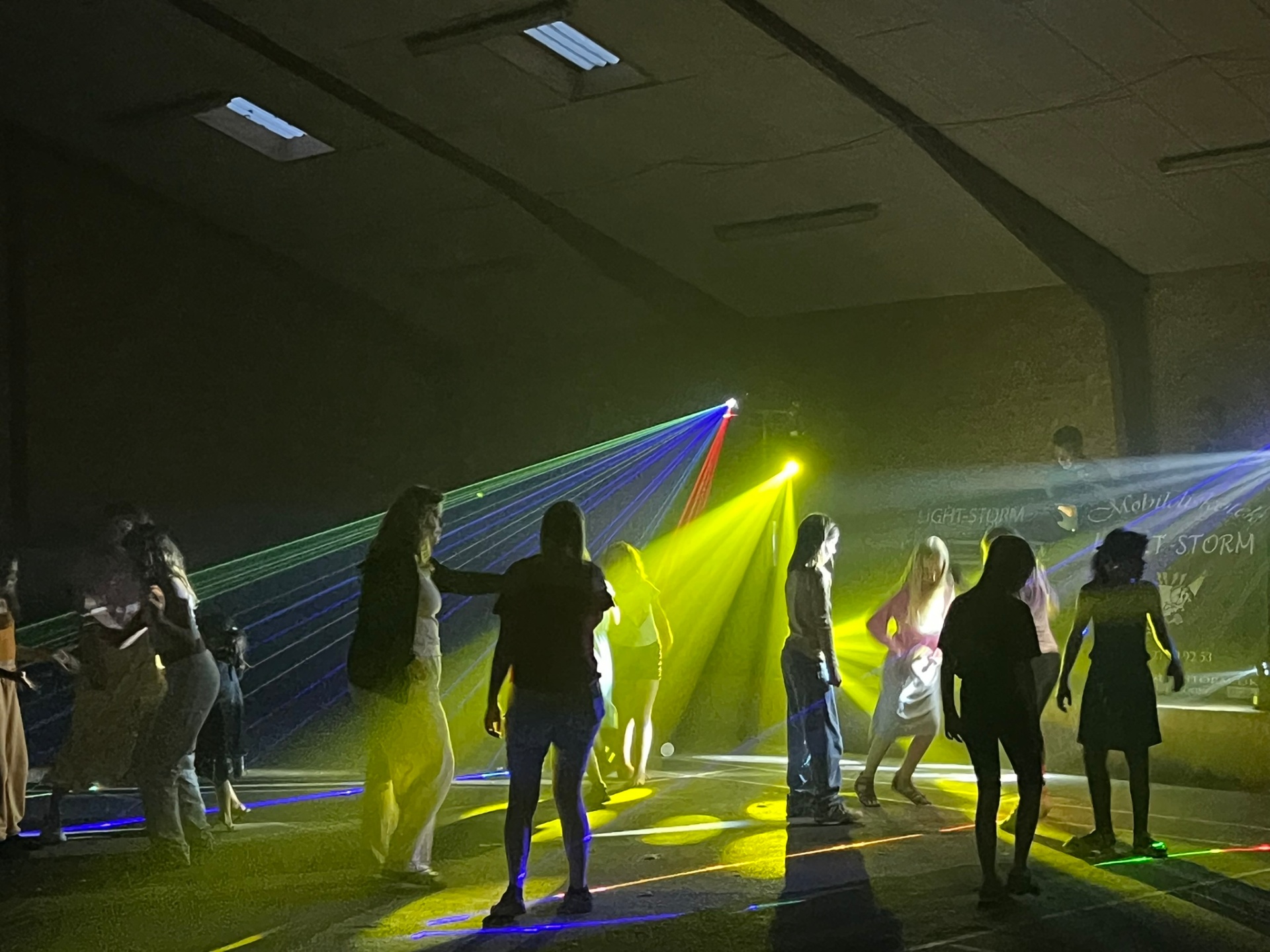 Discoaften med lysshow i aktivitetshallen