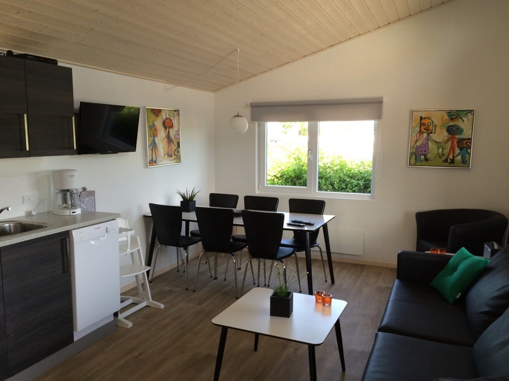 Køkken-alrum med spisebord og sofagruppe