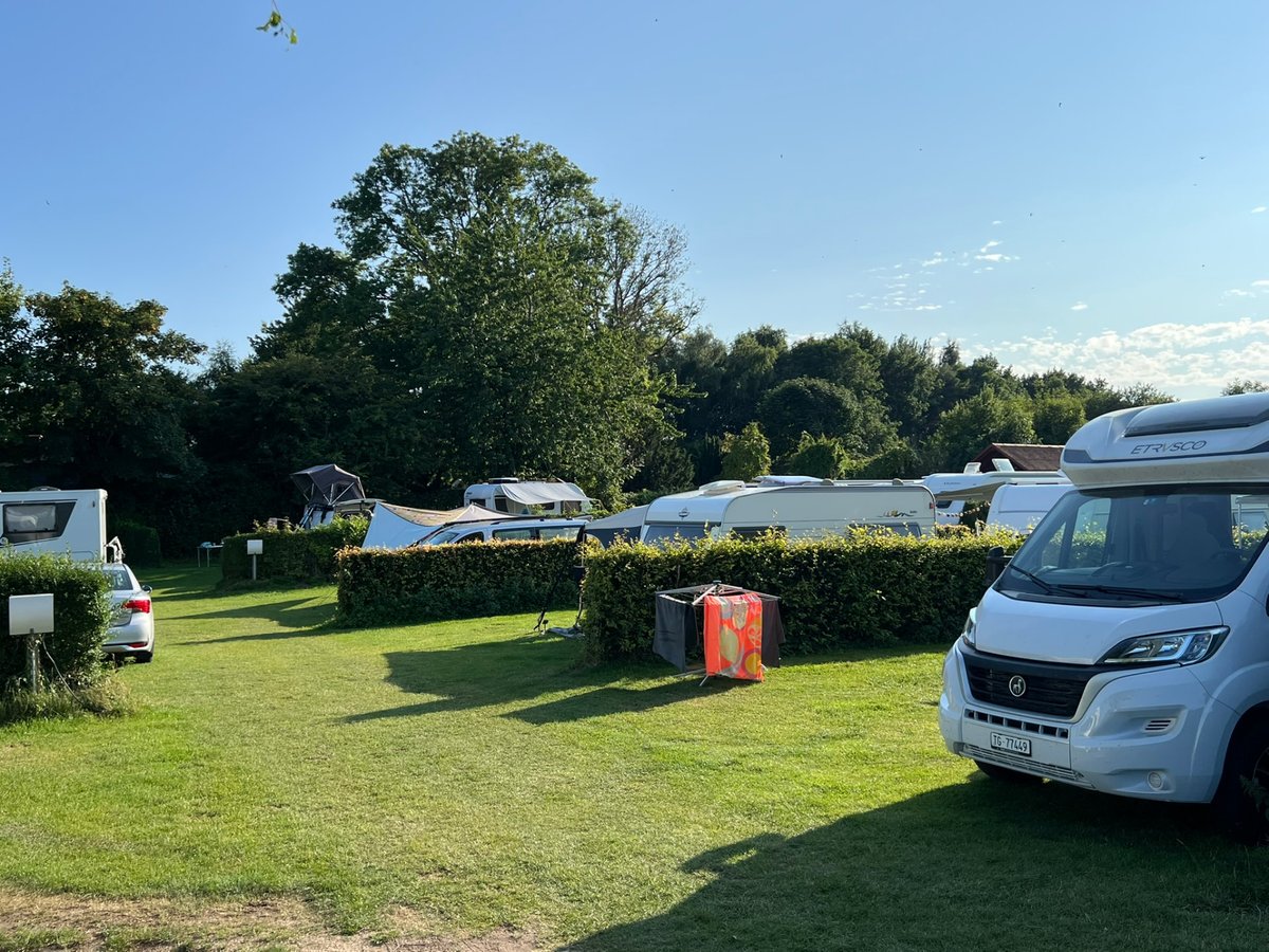 Campingvogn med fortelt på pladsen ved Kongshøj Strand Camping