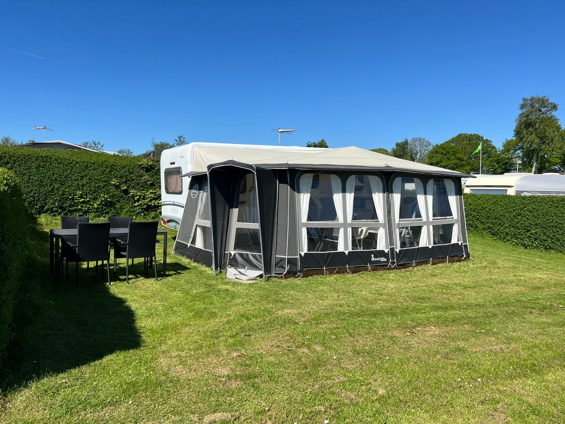 Campingvogn med stort fortelt om sommeren