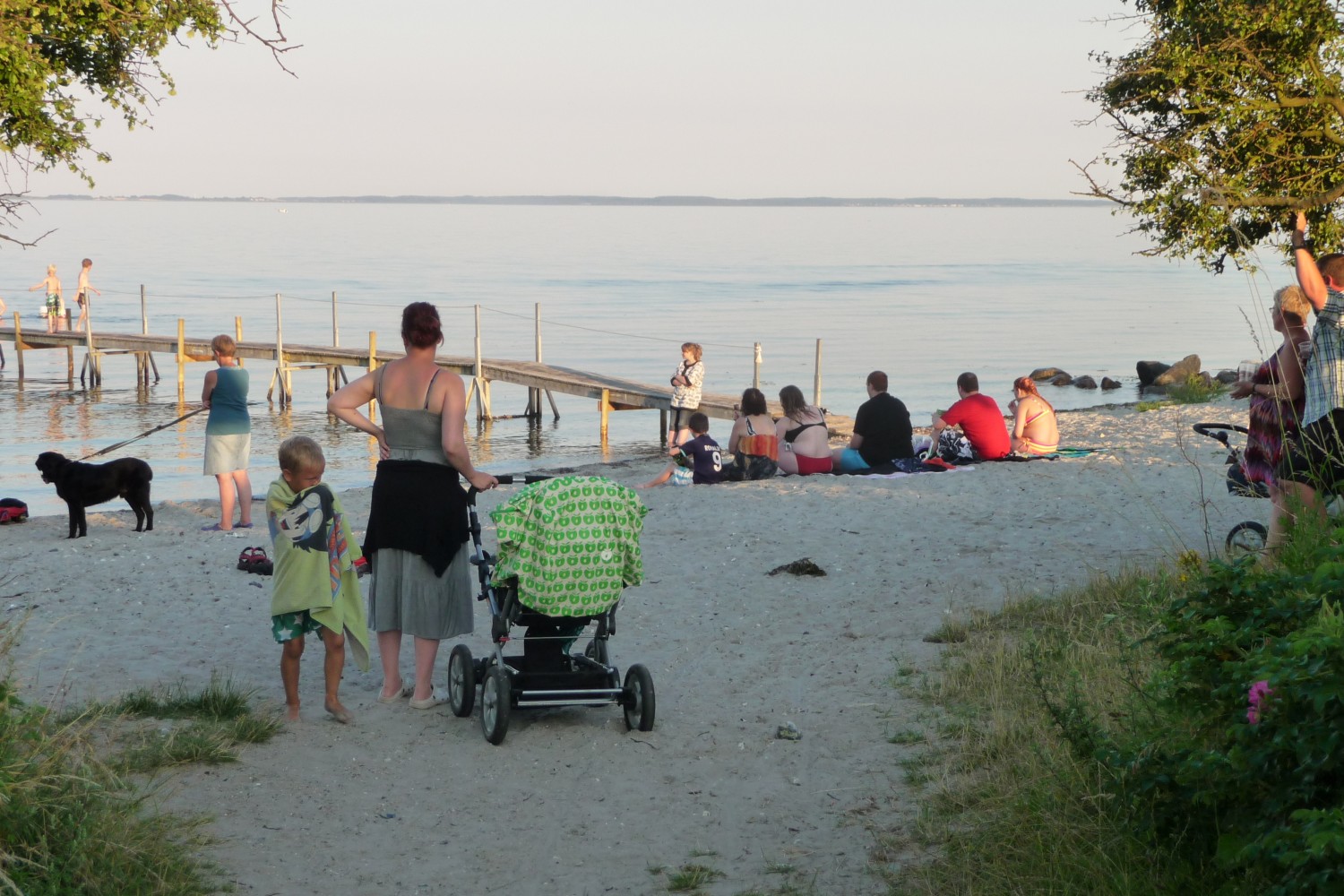 Familier nyder sommer ved stranden på Kongshøj Strand Camping