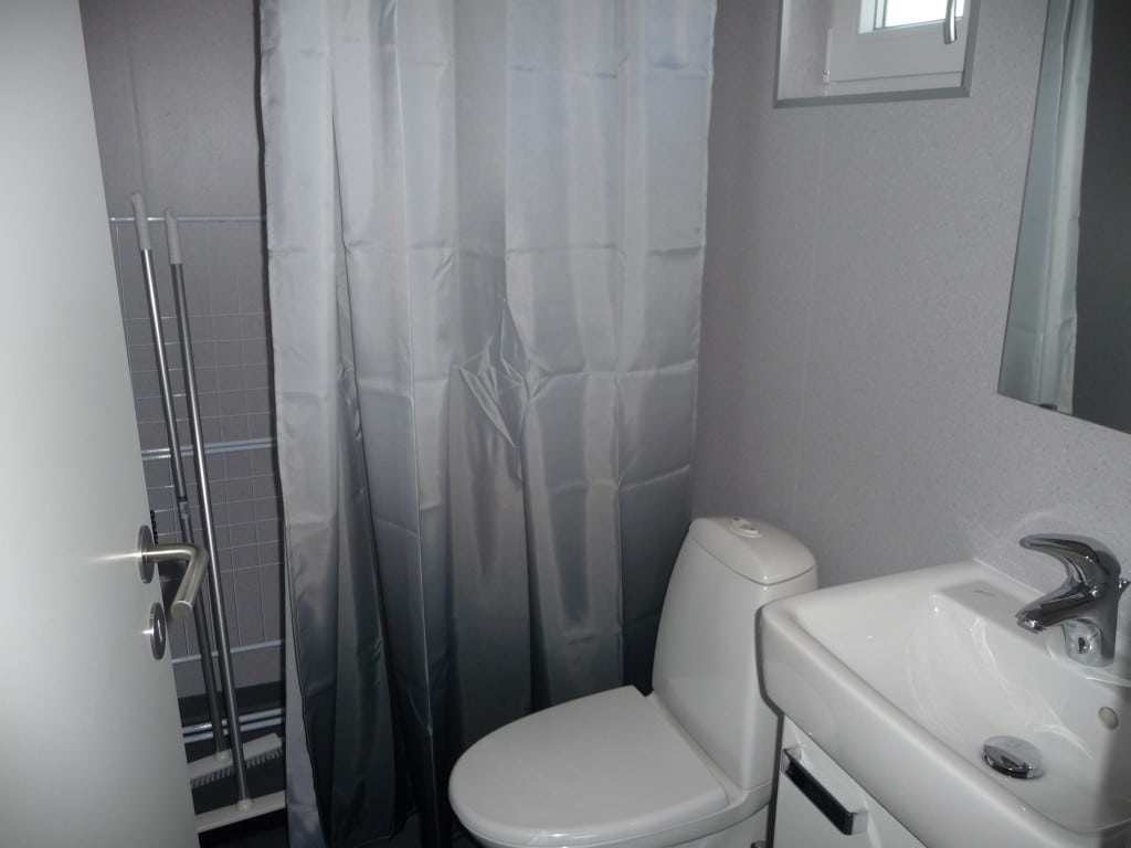 Badeværelse med toilet og bad