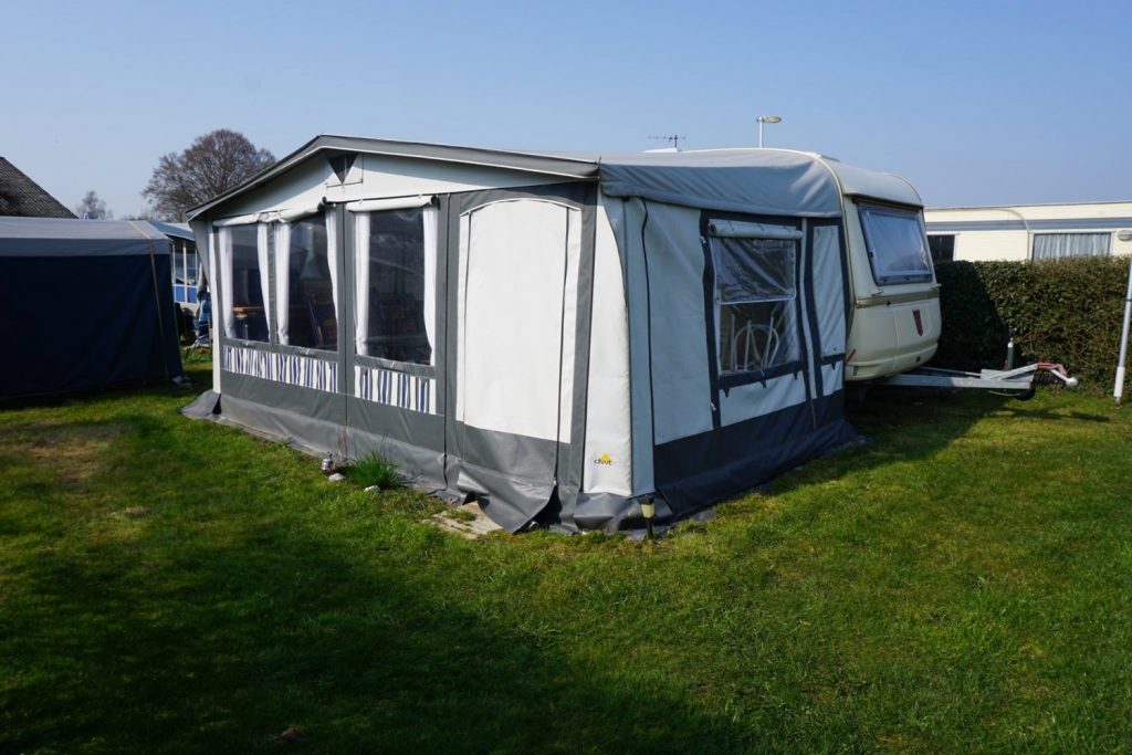 Campingvogn med fortelt på pladsen
