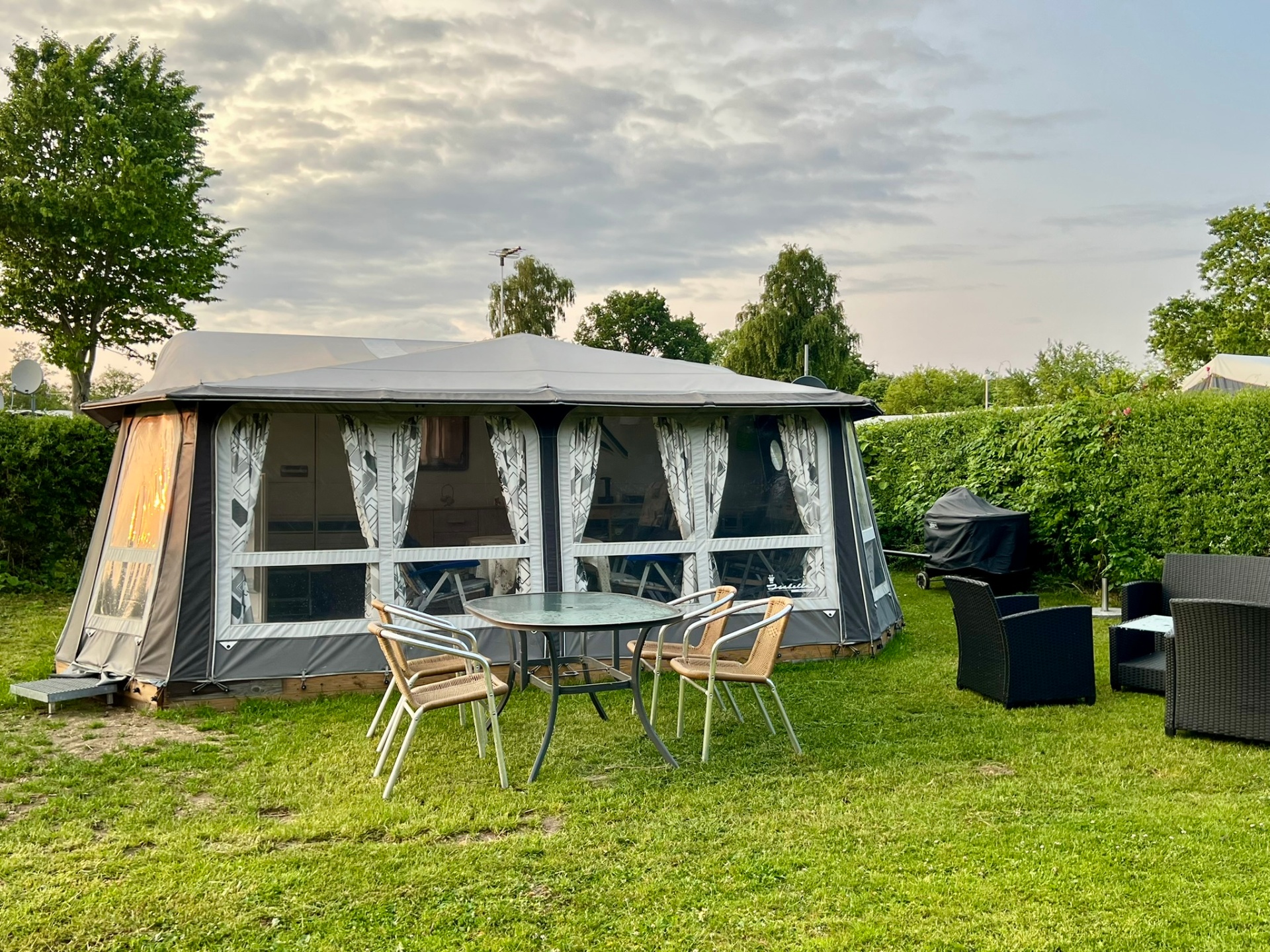 Aftenstemning ved campingvogn på sæsonplads
