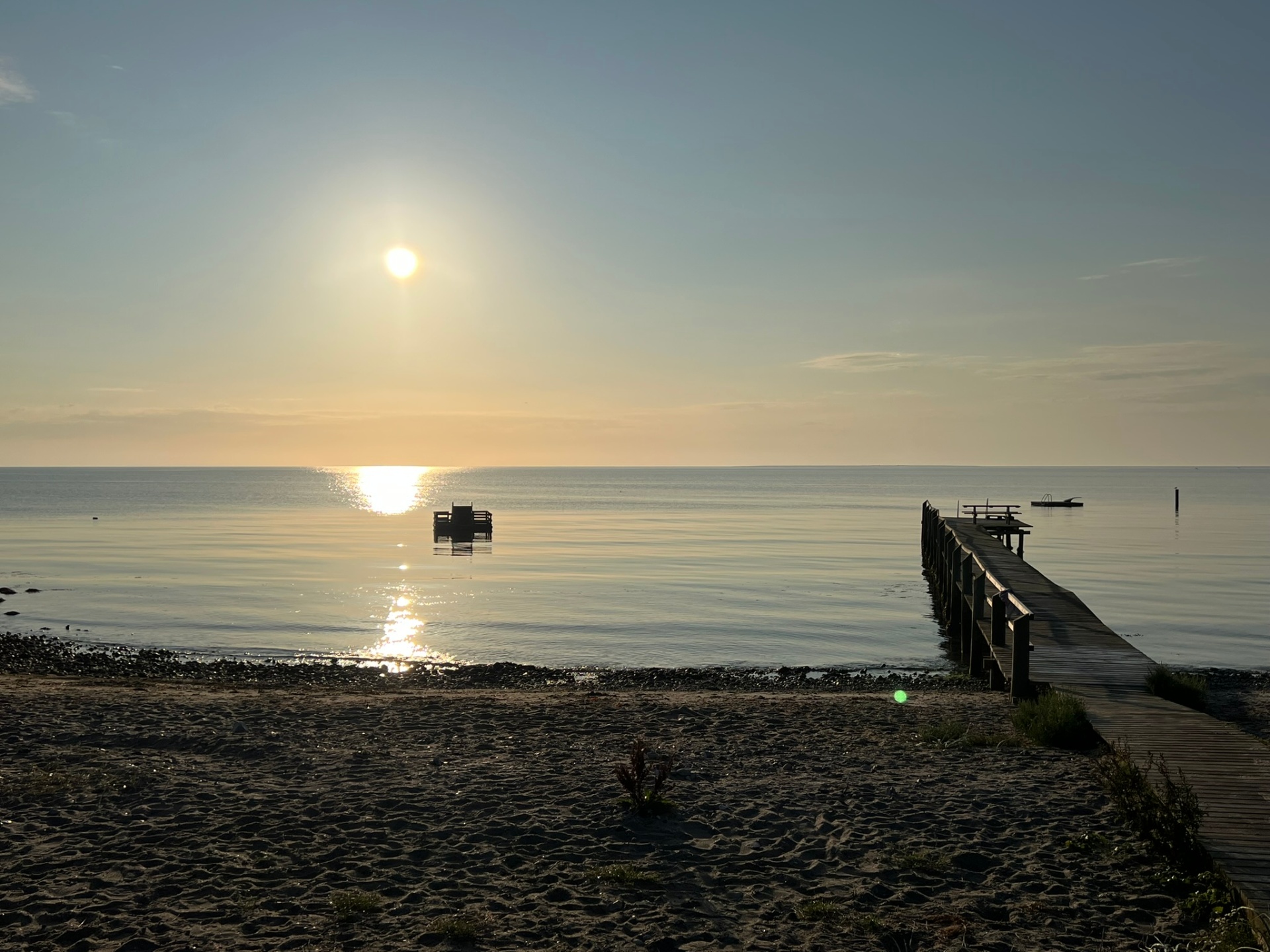 Solnedgang over stranden ved Kongshøj med badebro