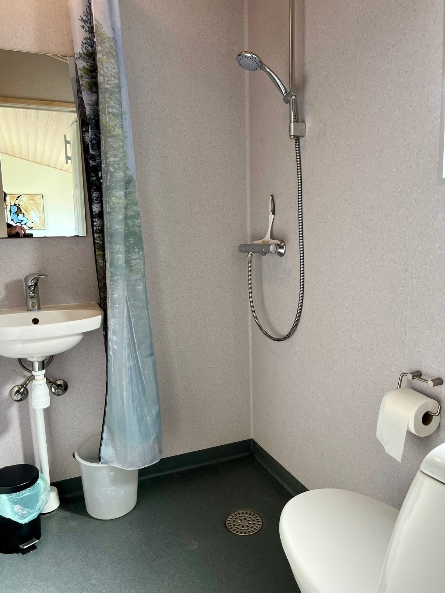 Badeværelse med toilet og bad