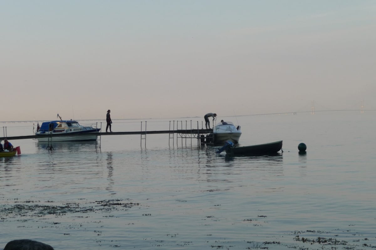 Bådebro ved Kongshøj Strand Camping med kig mod Storebælt