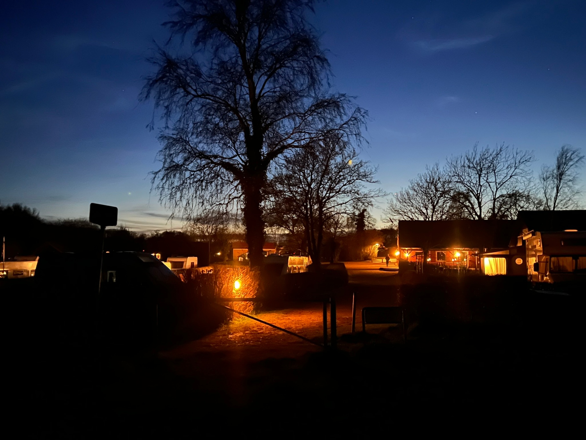 Stemningsfuld sommeraften på campingpladsen