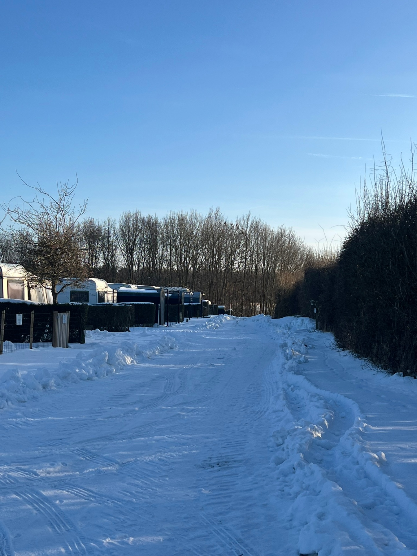 Snedækket vej mellem campingvogne