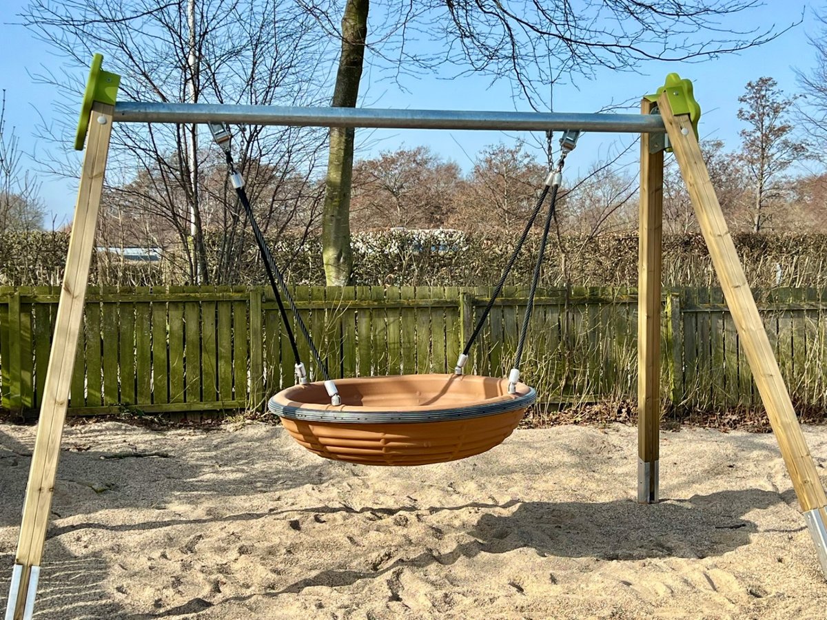 Stor sansegynge på legepladsen