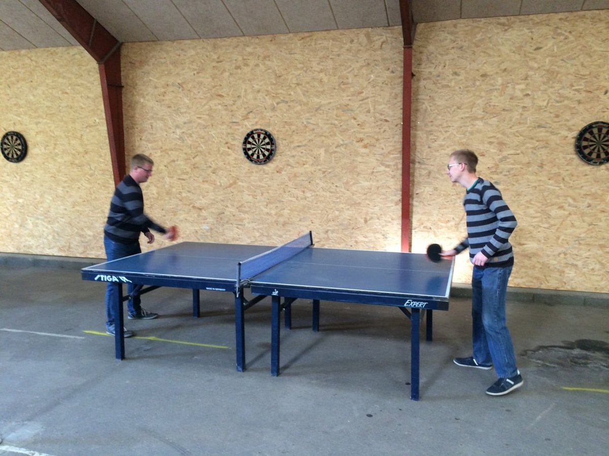 Bordtennis i aktivitetshallen
