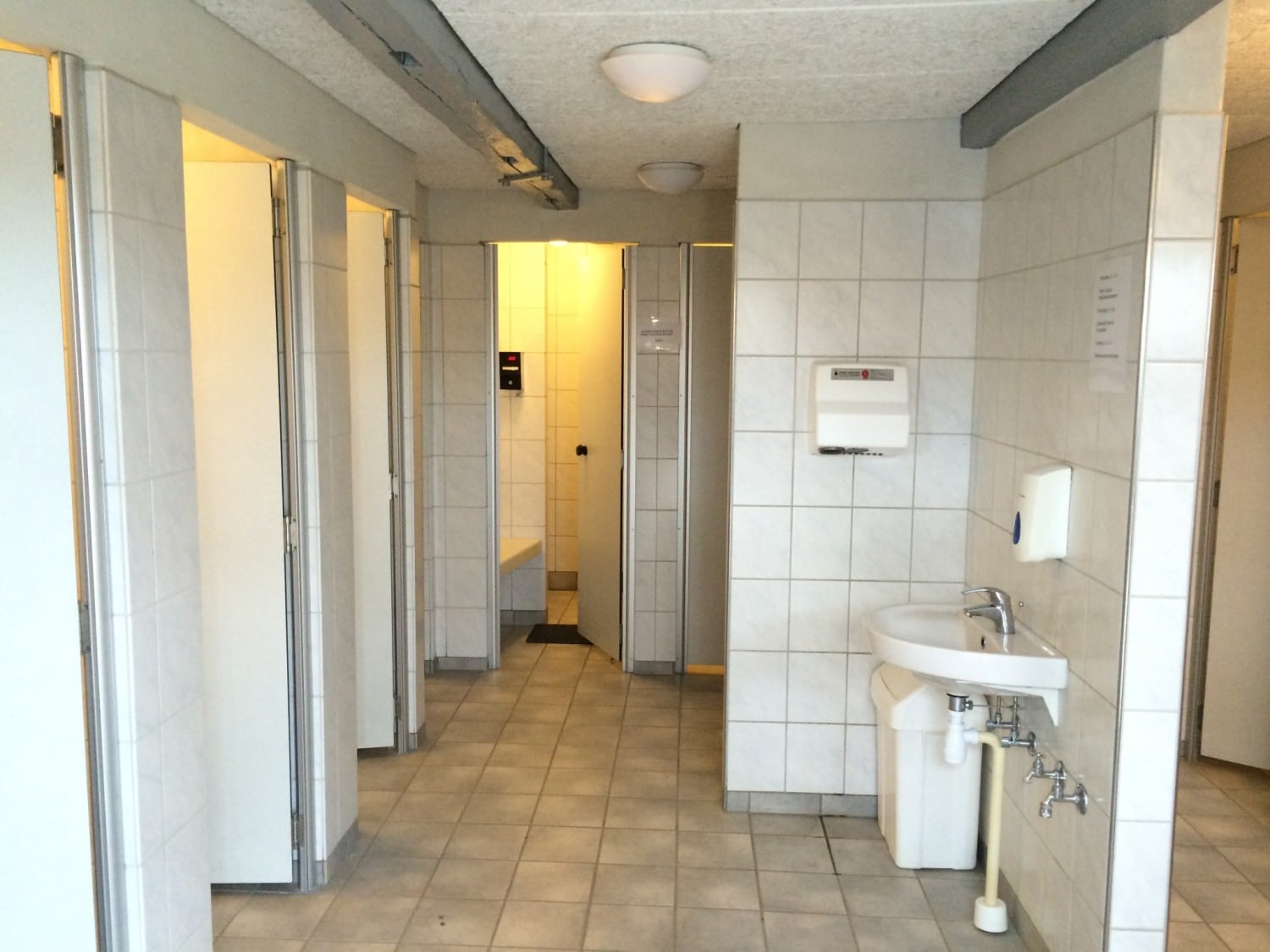 Servicebygning med bad